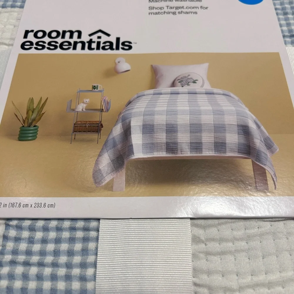 Room Essentials Twin/Twin XL Matelassé Quilt lightweight blue plaid pattern new